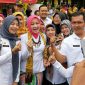 Foto: Atalia Ridwan Kamil Serahkan Bantuan Dana Pendampingan Gizi di Indramayu.