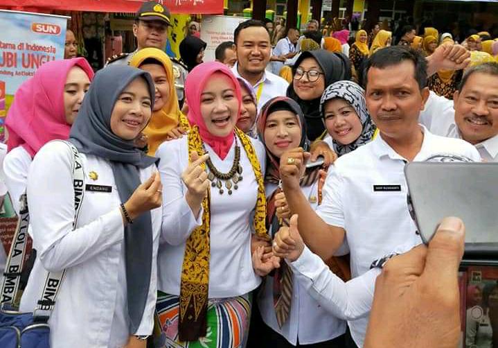 Foto: Atalia Ridwan Kamil Serahkan Bantuan Dana Pendampingan Gizi di Indramayu.