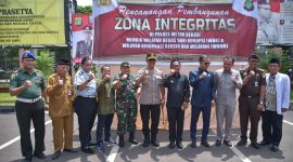 Foto : Bupati bekasi, Eka Supria Atmaja bersama Kapolres Metro Bekasi, Kombes Pol Hendra Gunawan melakukan pemusnahan barang bukti Narkoba, Selasa (3/3) bertempat di Halaman Kantor Polres Metro Bekasi.