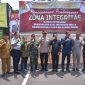 Foto : Bupati bekasi, Eka Supria Atmaja bersama Kapolres Metro Bekasi, Kombes Pol Hendra Gunawan melakukan pemusnahan barang bukti Narkoba, Selasa (3/3) bertempat di Halaman Kantor Polres Metro Bekasi.