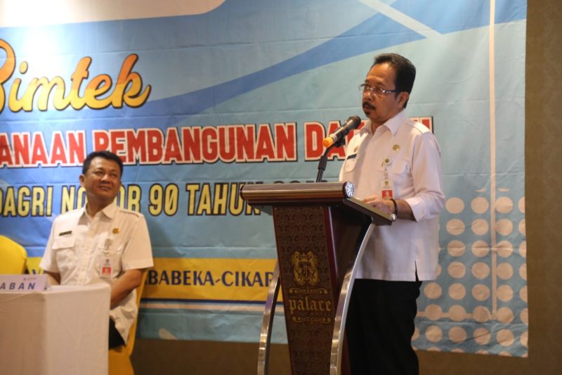 Foto: Sekretaris Daerah Uju secara resmi membuka kegiatan Bimtek guna menjalin satu kesepahaman terkait dengan Permendagri No. 90 Tahun 2019 di Hotel Java Palace, Cikarang utara pada Rabu (11/3)