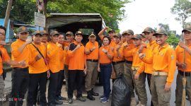 Satuan Polisi Pamong Praja Mengadakan Jumat Bersih di Kota Cirebon.
