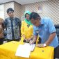Foto: Bupati Bekasi, Eka Supria Atmaja melakukan penandatanganan MoU Program Layan Antar Dokumen Adminduk antara Pemkab Bekasi dengan PT. Pos Indonesia