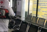 Foto : Petugas PMI sedang melakukan penyemprotan cairan desinfektan di gedung Pemerintah Kabupaten Bekasi