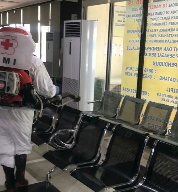 Foto : Petugas PMI sedang melakukan penyemprotan cairan desinfektan di gedung Pemerintah Kabupaten Bekasi