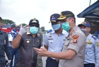 Foto: Bupati Bekasi, Eka Supria Atmaja didampingi unsur Forkopimda Kabupaten Bekasi pimpin langsung penyemprotan disinfektan di sepanjang jalan Negara, Selasa (24/3).