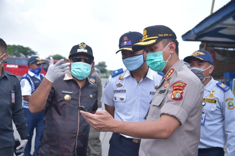 Foto: Bupati Bekasi, Eka Supria Atmaja didampingi unsur Forkopimda Kabupaten Bekasi pimpin langsung penyemprotan disinfektan di sepanjang jalan Negara, Selasa (24/3).