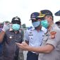 Foto: Bupati Bekasi, Eka Supria Atmaja didampingi unsur Forkopimda Kabupaten Bekasi pimpin langsung penyemprotan disinfektan di sepanjang jalan Negara, Selasa (24/3).