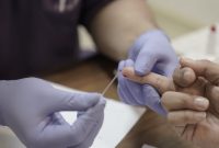 Caption: Ilustrasi/ Pelaksanaan Rapid Test dilakukan dengan mengambil sampel darah seorang petugas medis di rumah sakit yang menangani Covid-19. Sumber Foto: Humas Jabar