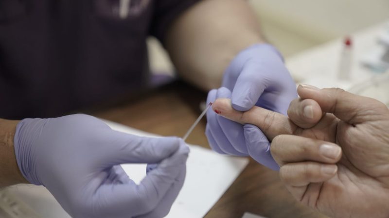 Caption: Ilustrasi/ Pelaksanaan Rapid Test dilakukan dengan mengambil sampel darah seorang petugas medis di rumah sakit yang menangani Covid-19. Sumber Foto: Humas Jabar