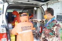 Foto : Pelaksanaan Tes Cepat oleh Tim Dinas Kesehatan di salah satu rumah warga di Desa Sumberjaya, Tambun Selatan, Kamis (26/3).