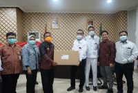 Foto: Bupati Bekasi bersama Direktur RSUD Kabupaten Bekasi  menerima bantuan APD untuk penanganan COVID-19 Jumat (3/4/2020).
