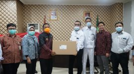 Foto: Bupati Bekasi bersama Direktur RSUD Kabupaten Bekasi  menerima bantuan APD untuk penanganan COVID-19 Jumat (3/4/2020).