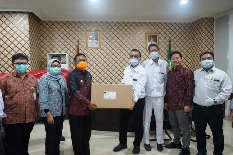 Foto: Bupati Bekasi bersama Direktur RSUD Kabupaten Bekasi  menerima bantuan APD untuk penanganan COVID-19 Jumat (3/4/2020).