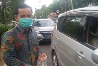 Wakil Ketua DPRD Kota Bekasi yang juga sebagai anggota fraksi Golkar Persatuan, H. Edi bersama Anggota DPRD lainya membagi bagikan masker gratis kepada pengguna jalan yang melintas.
