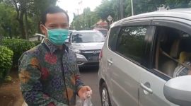 Wakil Ketua DPRD Kota Bekasi yang juga sebagai anggota fraksi Golkar Persatuan, H. Edi bersama Anggota DPRD lainya membagi bagikan masker gratis kepada pengguna jalan yang melintas.