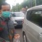 Wakil Ketua DPRD Kota Bekasi yang juga sebagai anggota fraksi Golkar Persatuan, H. Edi bersama Anggota DPRD lainya membagi bagikan masker gratis kepada pengguna jalan yang melintas.