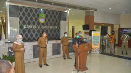 Keterangan foto: Bupati Bekasi menggelar konferensi pers pemberlakuan PSBB di wilayah Kabupaten Bekasi, pada Senin (13/4) bertempat di lobi utama Gedung Bupati Bekasi, Cikarang Pusat.