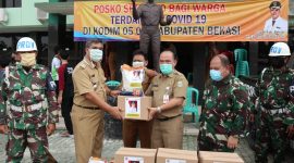 Foto : Kepala Dinas Sosial Kabupaten Bekasi, Abdillah Majid lakukan simbolis penyaluran sebanyak 152.000 bantuan sosial, di Markas Kodim 0509 Kabupaten Bekasi, Cikarang Pusat, Senin (20/4)