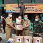 Foto : Kepala Dinas Sosial Kabupaten Bekasi, Abdillah Majid lakukan simbolis penyaluran sebanyak 152.000 bantuan sosial, di Markas Kodim 0509 Kabupaten Bekasi, Cikarang Pusat, Senin (20/4)