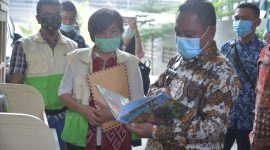 Bupati Bekasi Eka Supria Atmaja didampingi Perangkat Daerah terkait di Halaman Gedung Diskominfosantik Kabupaten Bekasi.