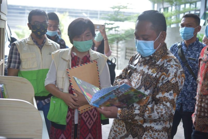 Bupati Bekasi Eka Supria Atmaja didampingi Perangkat Daerah terkait di Halaman Gedung Diskominfosantik Kabupaten Bekasi.