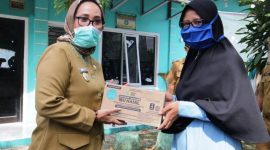 Wakil Wali Kota Cirebon, Dra. Hj. Eti Herawati, saat mengunjungi Posyandu Kelapa Mudah RW 07 Kayuwalang, Kelurahan Karya Mulya, Kecamatan Kesambi Kota Cirebon, Senin, (22/6)