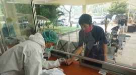 Santri Pondok Pesantren Gontor melakukan rapid test Covid-19 di Poliklinik Pemkab Bekasi, Senin (15/6) 