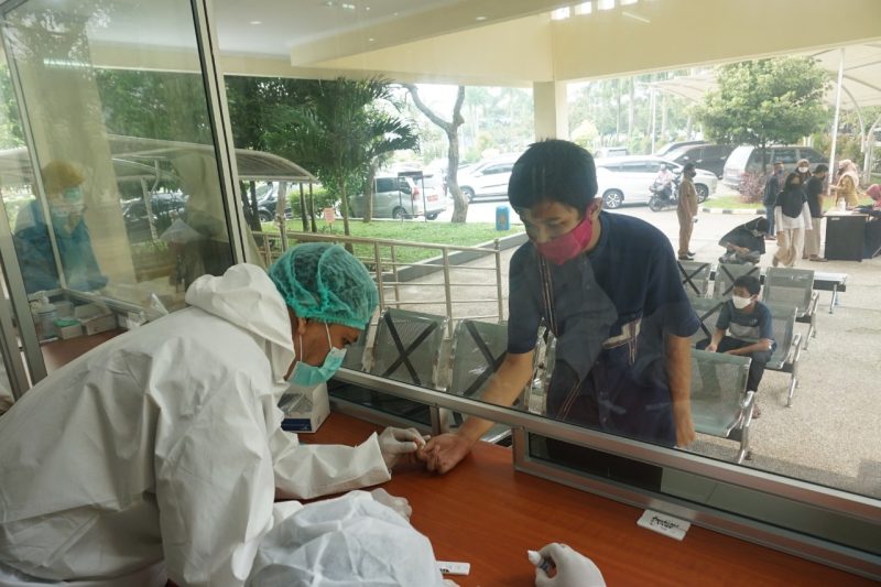 Santri Pondok Pesantren Gontor melakukan rapid test Covid-19 di Poliklinik Pemkab Bekasi, Senin (15/6) 