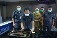 Foto: Sekretaris Daerah, Uju menandatangai Peresmian Fasilitas Pengelolaan Sampah di Lima Kabupaten DAS Citarum, di Command Center, Kantor Diskominfo Kabupaten Bekasi, Selasa (16/6/20).