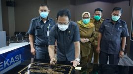 Foto: Sekretaris Daerah, Uju menandatangai Peresmian Fasilitas Pengelolaan Sampah di Lima Kabupaten DAS Citarum, di Command Center, Kantor Diskominfo Kabupaten Bekasi, Selasa (16/6/20).
