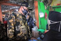 Wakil Wali Kota Bekasi Tri Adhianto bersama Sekretaris Camat Pondok Melati, Lurah Jatiwarna, Satuan Polisi Pamong Praja, Dinas Perhubungan Kota Bekasi mengitari Pasar Kecapi. Kamis, (18/6/20).