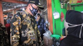Wakil Wali Kota Bekasi Tri Adhianto bersama Sekretaris Camat Pondok Melati, Lurah Jatiwarna, Satuan Polisi Pamong Praja, Dinas Perhubungan Kota Bekasi mengitari Pasar Kecapi. Kamis, (18/6/20).