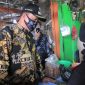 Wakil Wali Kota Bekasi Tri Adhianto bersama Sekretaris Camat Pondok Melati, Lurah Jatiwarna, Satuan Polisi Pamong Praja, Dinas Perhubungan Kota Bekasi mengitari Pasar Kecapi. Kamis, (18/6/20).