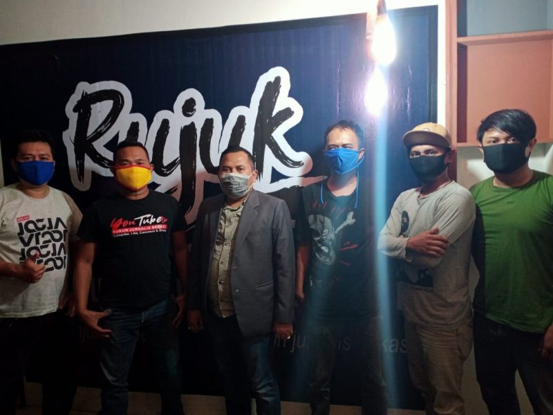 Anggota DPRD Kota Bekasi, Sholihin berkunjung untuk bersilaturahmi dengan kawan - kawan Rukun Jurnalis Bekasi (Rujuk) di Kantor Rujuk, Rawa Lumbu, Kota Bekasi, Kamis (25/6/2020).