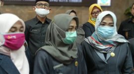 Komisi III DPRD Kota Cirebon menemukan sejumlah pelanggaran baik yang dilakukan oleh sekolah maupun Kantor Cabang Dinas (KCD) Pendidikan Wilayah X Jawa Barat. Pelanggaran itu ada dan nyata terjadi, dengan bukti valid yang sudah dipegang.