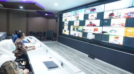 Bupati Bekasi Eka Supria Atmaja melakukan video conference dengan Para Tim Medis Penanganan Covid-19 mulai dari Kepala Puskesmas, Direksi Rumah Sakit baik RSUD maupun Swasta serta perwakilan Organisasi Profesi seperti IDI dan ARSI yang ada di wilayah Kabupaten Bekasi. Bertempat di Command Center Kabupaten Bekasi, Jumat (29/5). 