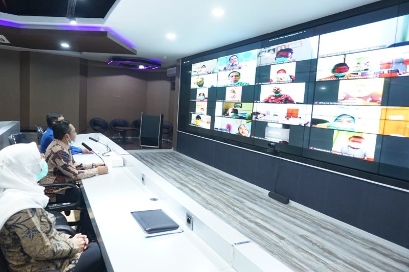 Bupati Bekasi Eka Supria Atmaja melakukan video conference dengan Para Tim Medis Penanganan Covid-19 mulai dari Kepala Puskesmas, Direksi Rumah Sakit baik RSUD maupun Swasta serta perwakilan Organisasi Profesi seperti IDI dan ARSI yang ada di wilayah Kabupaten Bekasi. Bertempat di Command Center Kabupaten Bekasi, Jumat (29/5).
