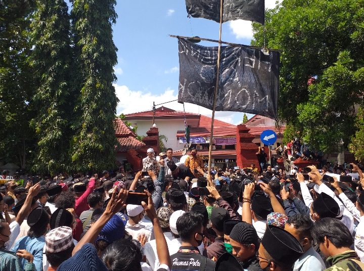 Foto: Tak berselang lama, Ketua Komisi III DPRD Kabupaten Cirebon Hermanto didampingi Ketua DPRD Mohamad Luthfi keluar dan menemui para santri. Di hadapan santri, Hermanto dengan tegas meminta maaf atas pernyataannya yang dianggap telah melukai insan santri.