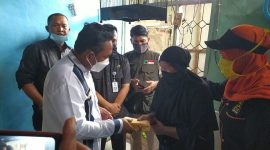 Bupati Bekasi Eka Supria Atmaja didampungi Camat serta unsur Muspika Tambun Selatan meninjau rumah salah satu warga di Kp. Pulo, Desa Sumberjaya, yang tengah dilanda musibah rumah roboh, pada Selasa (9/6).