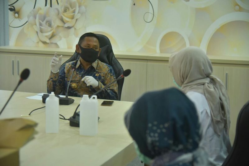 Bupati Bekasi Eka Supria Atmaja menerima langsung donasi tersebut pada hari Jumat (8/5), di Ruang Rapat Bupati, Gedung Perkantoran Pemkab Bekasi.