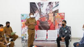 upati Bekasi Eka Supria Atmaja didampingi oleh Asda 1 Juhandi, Kepala Dinas Kesehatan dr. Sri Enny Mainarti, dan Kepala Dinas Tenaga Kerja Suhup menerima langsung bantuan tersebut, yang berupa Alat Pelindung Diri (APD), cairan handsanitizer, dan masker.