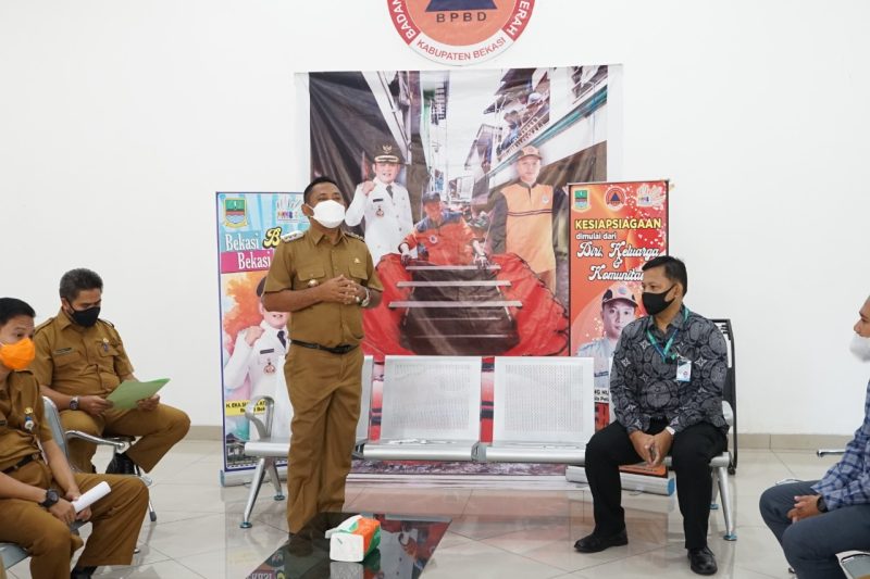 upati Bekasi Eka Supria Atmaja didampingi oleh Asda 1 Juhandi, Kepala Dinas Kesehatan dr. Sri Enny Mainarti, dan Kepala Dinas Tenaga Kerja Suhup menerima langsung bantuan tersebut, yang berupa Alat Pelindung Diri (APD), cairan handsanitizer, dan masker.