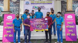 Foto: Siswa-siwa SMK TI Bali Global Badung – Bali menerima hadiah utama kompetisi video “AXIS Serunya Budayaku” dari perwakilan XL Axiata.
