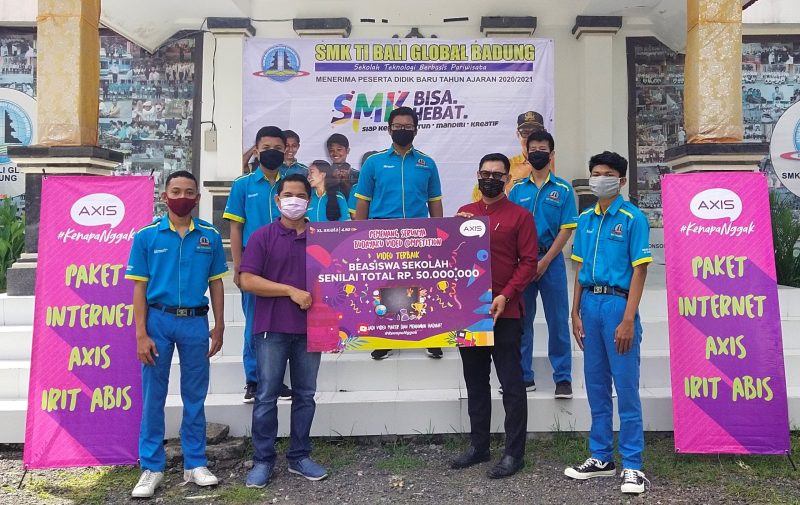 Foto: Siswa-siwa SMK TI Bali Global Badung – Bali menerima hadiah utama kompetisi video “AXIS Serunya Budayaku” dari perwakilan XL Axiata.
