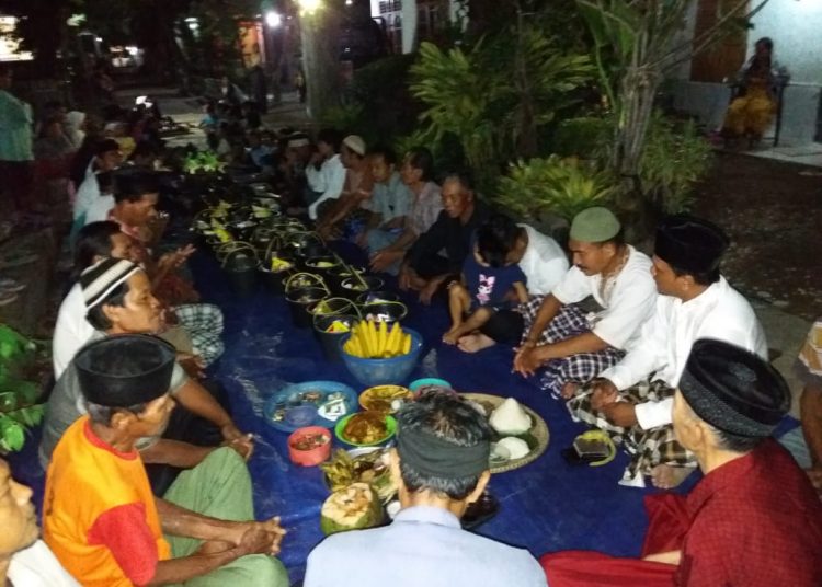 Sekitar ratusan warga membawa tumpeng dengan menggelarnya di setiap dusun mulai pukul 18.00 Wib sambil memanjatkan doa bersama, Kamis (2/7/20).