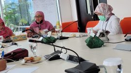 Retno Listyarti, Komisioner Komisi Perlindungan Anak Indonesia (KPAI) yang membidangi Pendidikan beserta staf, melakukan rapat koordinasi dengan Dinas Pendidikan Provinsi DKI Jakarta untuk membahas ratusan anak yang belum mendapatkan sekolah hingga awal mulainya tahun ajaran baru 2020/2021.