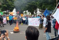 Suasana aksi unjuk rasa mahasiswa UGJ di DPRD Kota Cirebon.