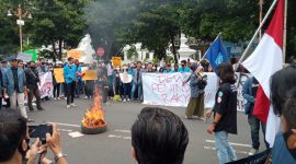 Suasana aksi unjuk rasa mahasiswa UGJ di DPRD Kota Cirebon.