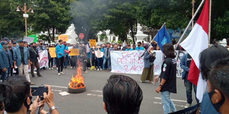 Suasana aksi unjuk rasa mahasiswa UGJ di DPRD Kota Cirebon.